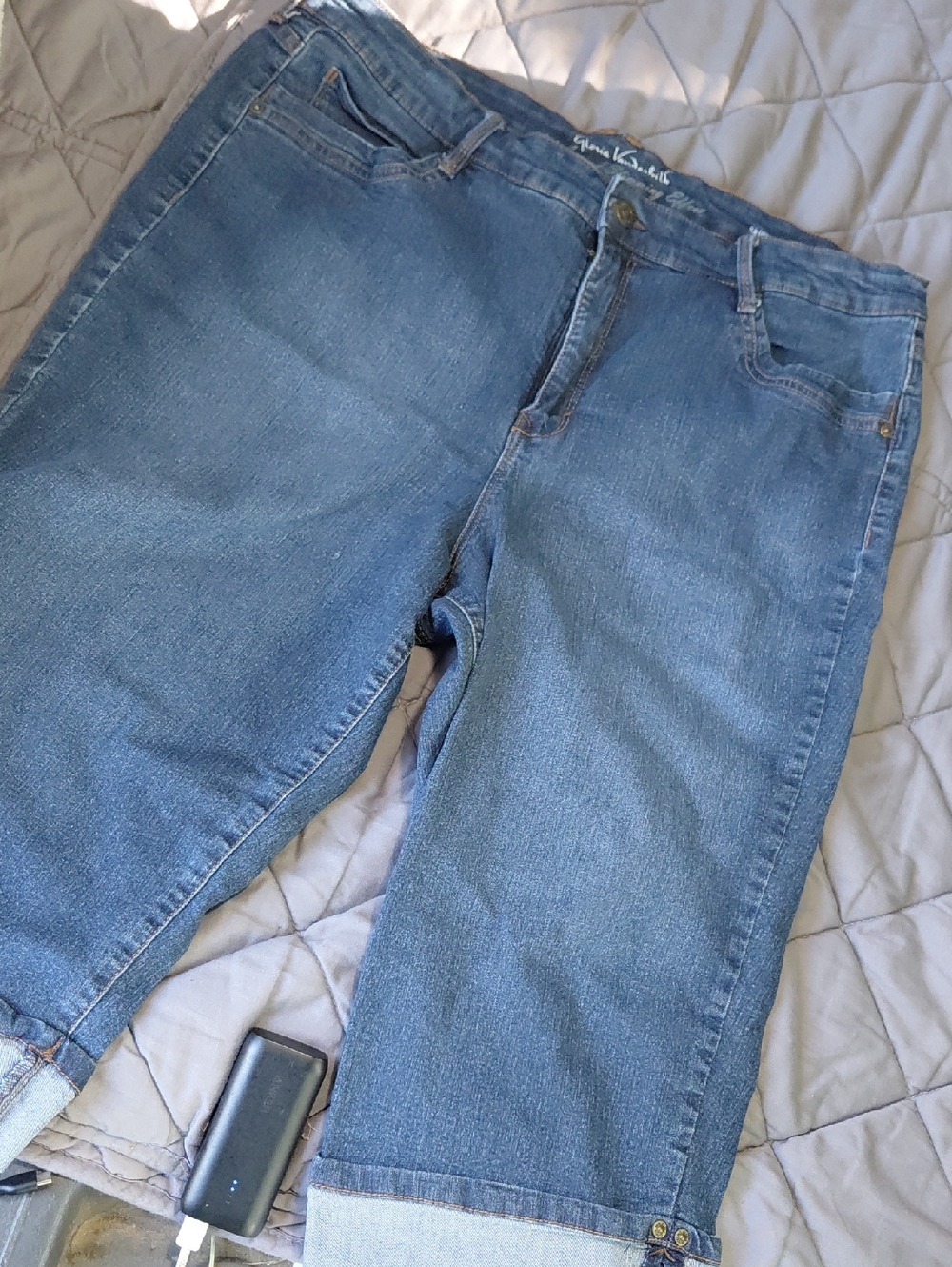 EUC Gloria Vanderbilt Medium Blue Denim CAPRIS with Gold Stitching